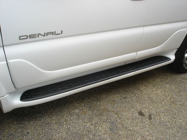 GMC Yukon Denali 2002 photo 21