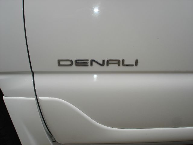 GMC Yukon Denali 2002 photo 31