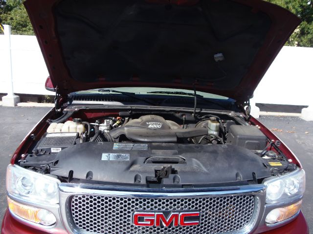 GMC Yukon Denali 2002 photo 1