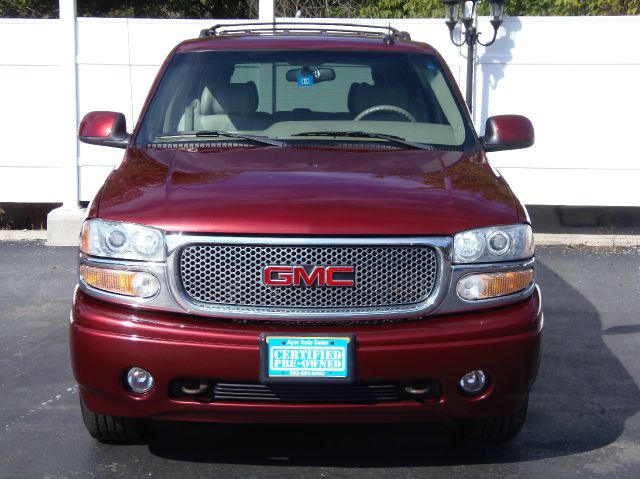 GMC Yukon Denali 2002 photo 2