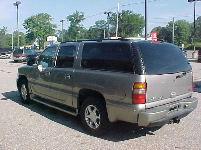GMC Yukon Denali 2002 photo 3