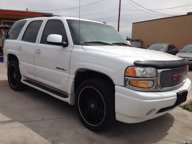 GMC Yukon Denali 2002 photo 2