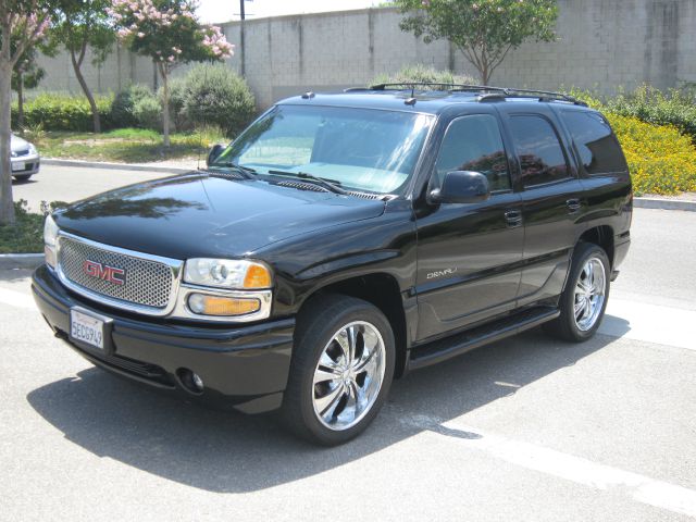 GMC Yukon Denali 2003 photo 2