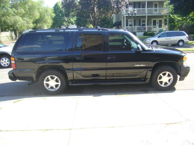 GMC Yukon Denali 2003 photo 2