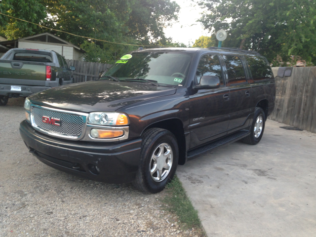 GMC Yukon Denali 2004 photo 2