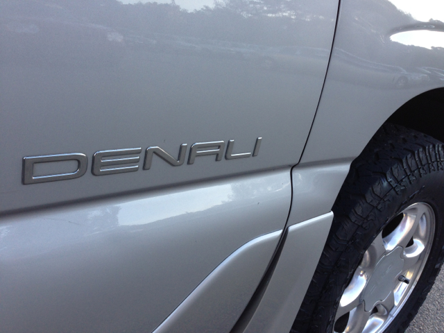 GMC Yukon Denali 2004 photo 1