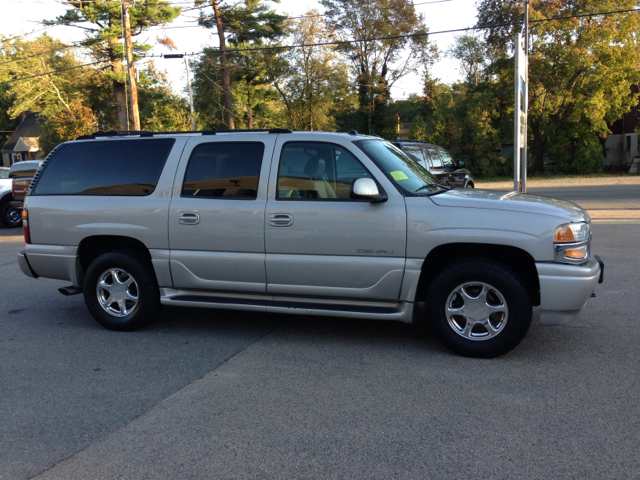 GMC Yukon Denali 2004 photo 2