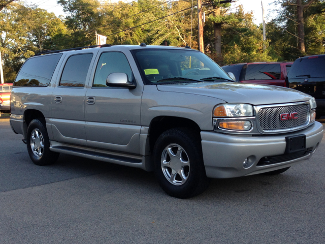 GMC Yukon Denali 2004 photo 3