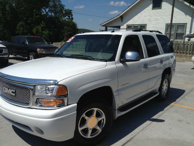 GMC Yukon Denali 2005 photo 2