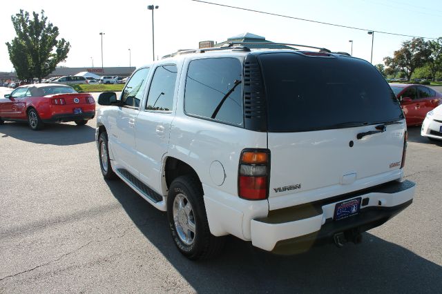 GMC Yukon Denali 2005 photo 2