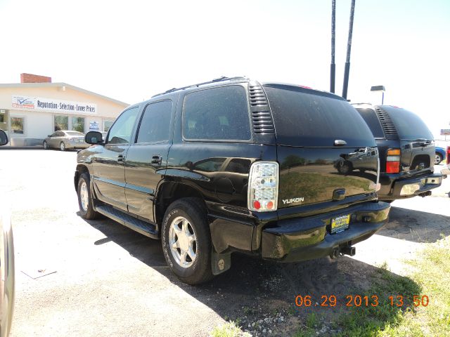 GMC Yukon Denali 2005 photo 2