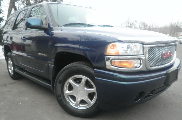 GMC Yukon Denali 2005 photo 2