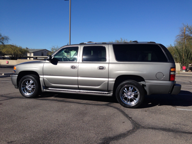 GMC Yukon Denali 2005 photo 2