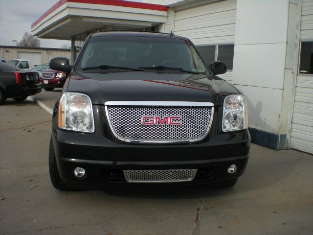 GMC Yukon Denali 2010 photo 2