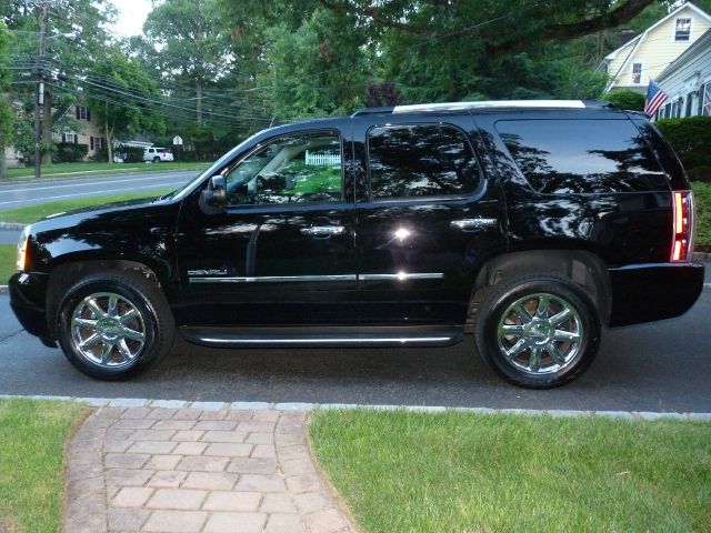 GMC Yukon Denali 2010 photo 2