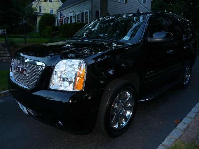 GMC Yukon Denali 2010 photo 3