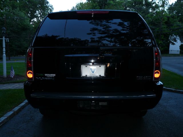 GMC Yukon Denali 2010 photo 4