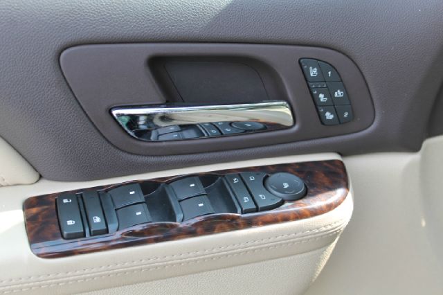 GMC Yukon Denali 2011 photo 2