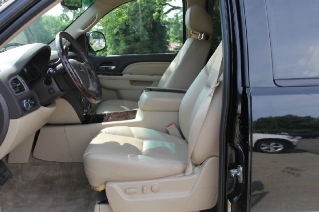 GMC Yukon Denali 2011 photo 3