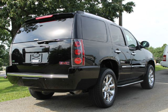 GMC Yukon Denali 2011 photo 4