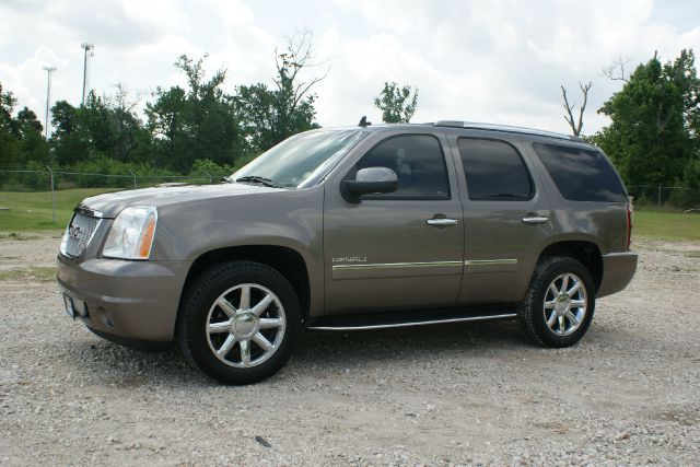 GMC Yukon Denali 2011 photo 1