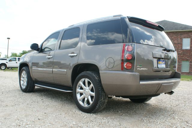 GMC Yukon Denali 2011 photo 2
