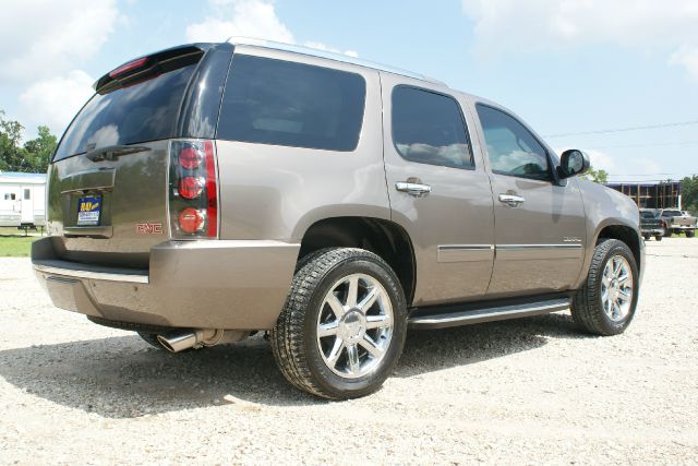 GMC Yukon Denali 2011 photo 3