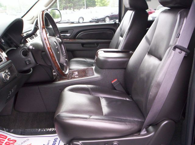 GMC Yukon Denali 2011 photo 1