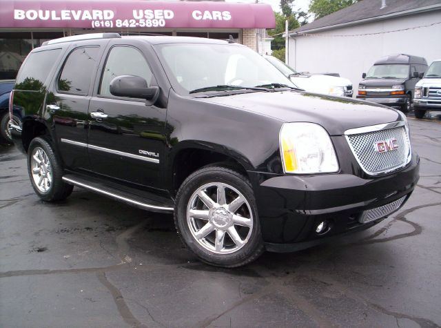 GMC Yukon Denali 2011 photo 2