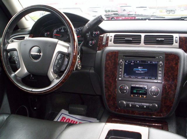GMC Yukon Denali 2011 photo 3
