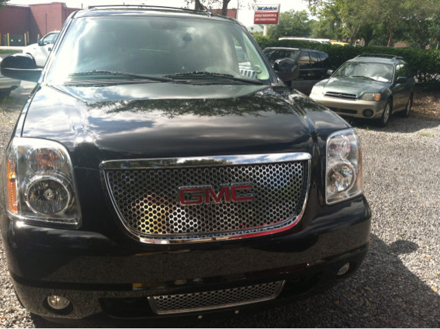 GMC Yukon Denali 2011 photo 1