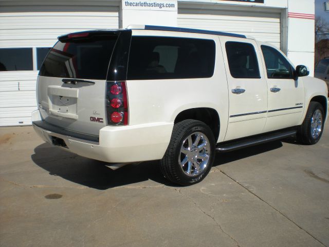 GMC Yukon Denali 2012 photo 2