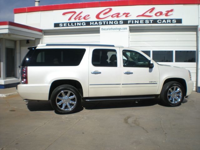 GMC Yukon Denali 2012 photo 3
