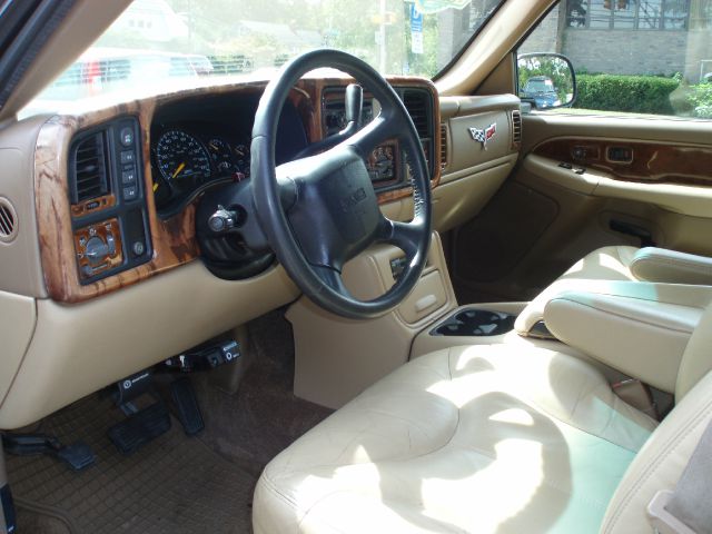 GMC Yukon XL 2000 photo 2