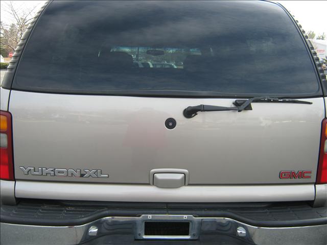 GMC Yukon XL 2001 photo 2