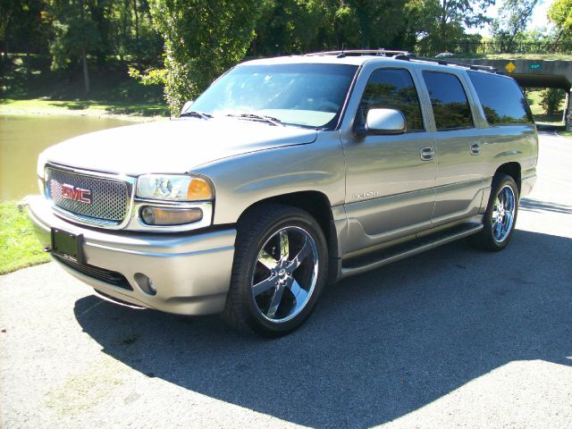 GMC Yukon XL 2002 photo 2