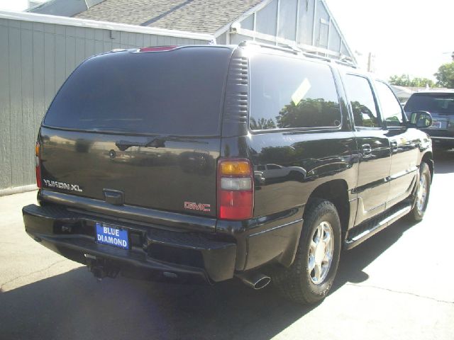 GMC Yukon XL 2002 photo 3
