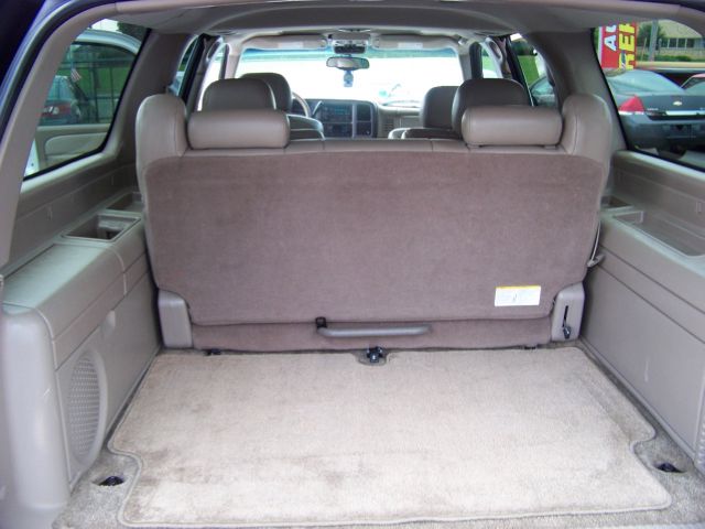 GMC Yukon XL 2003 photo 2