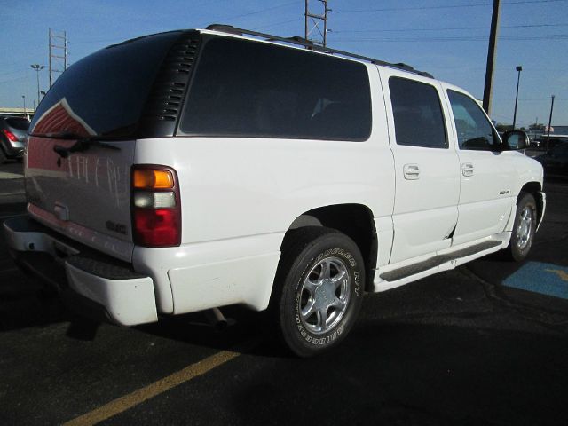 GMC Yukon XL 2003 photo 2