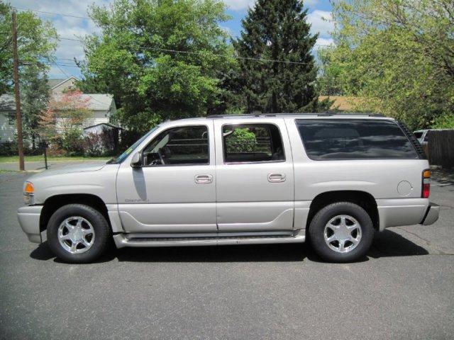 GMC Yukon XL 2004 photo 2