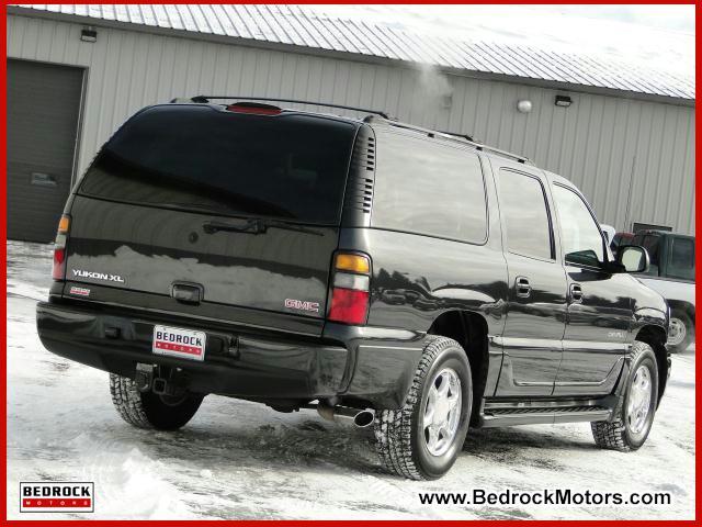 GMC Yukon XL 2004 photo 2