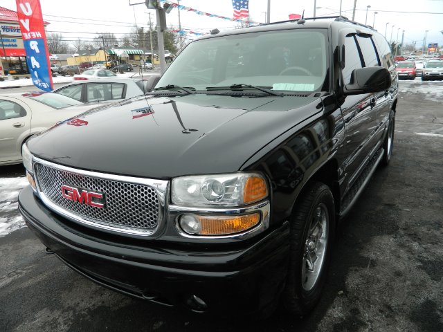 GMC Yukon XL 2004 photo 3