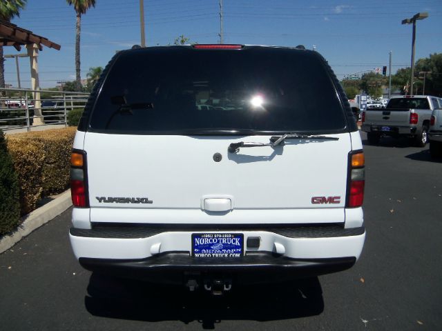 GMC Yukon XL 2004 photo 2