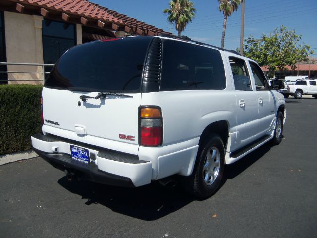 GMC Yukon XL 2004 photo 3