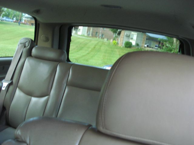 GMC Yukon XL 2004 photo 2