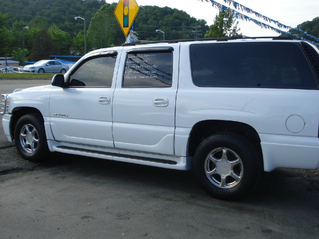 GMC Yukon XL 2004 photo 3