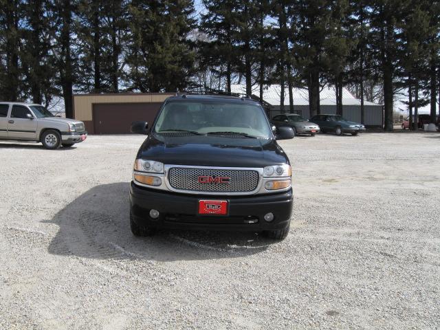 GMC Yukon XL 2004 photo 2