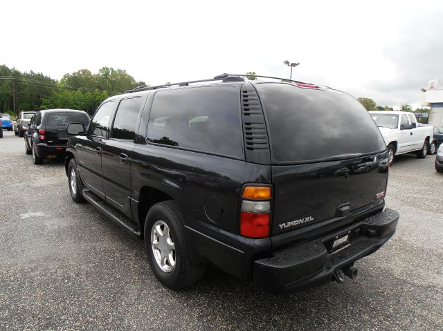 GMC Yukon XL 2004 photo 4