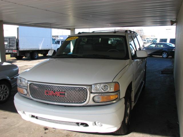 GMC Yukon XL 2004 photo 2