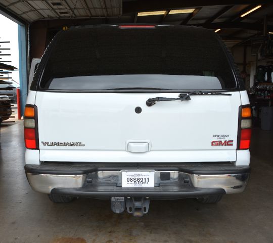 GMC Yukon XL 2004 photo 3
